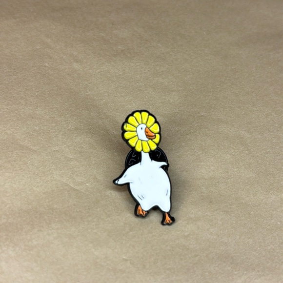 Unbranded Jewelry - Silly Goose in Yellow Daisy Hat Enamel and Metal Pin